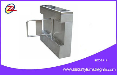 De roestvrije waterdichte poort van de schommelingsbarrière/toegangsbeheerturnstile met mifarelezer