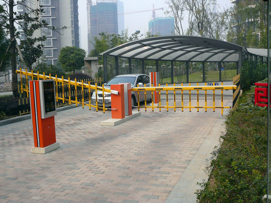 De weerspiegelende Poort van de de Veiligheidsbarrière van de Omheiningsboom met Tweerichtings Zelfsluitende Functie